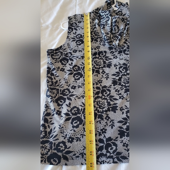 Made in USA MB Casual Floral B&W Sleeveless Top. Size M - Picture 6 of 6
